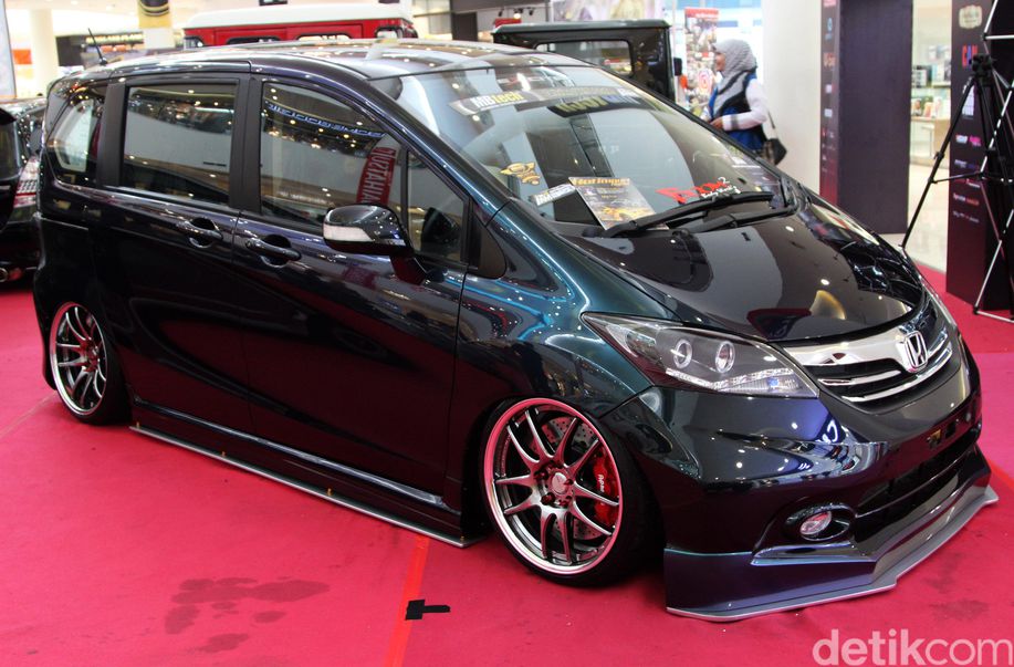 detikcom's tweet photo. #MostPopular Begini Penampakan Honda Freed Berwarna Bunglon https://t.co/R7p4PATEpc via @detikOto https://t.co/DvB1IJVEbi