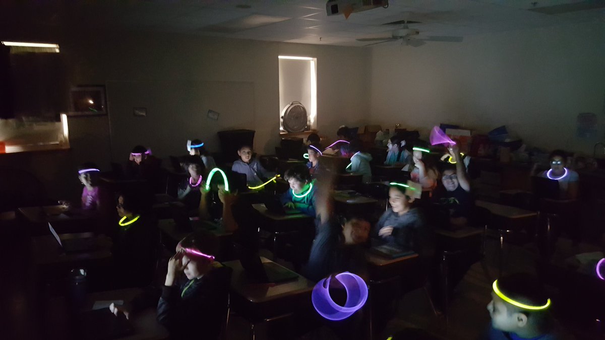 1Mrs_Davidson's tweet photo. Thank you 4th grade for helping us to get our 'glow' on before testing tomorrow. @BluebonnetLions #RightNowLISD #BBELearns https://t.co/KzIptIpCRn