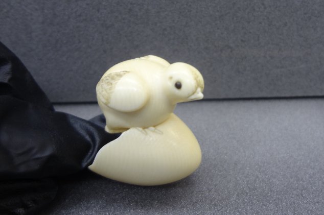 タマゴから生まれたばかりのヒナ鳥」を表しためちゃくちゃ可愛い根付が