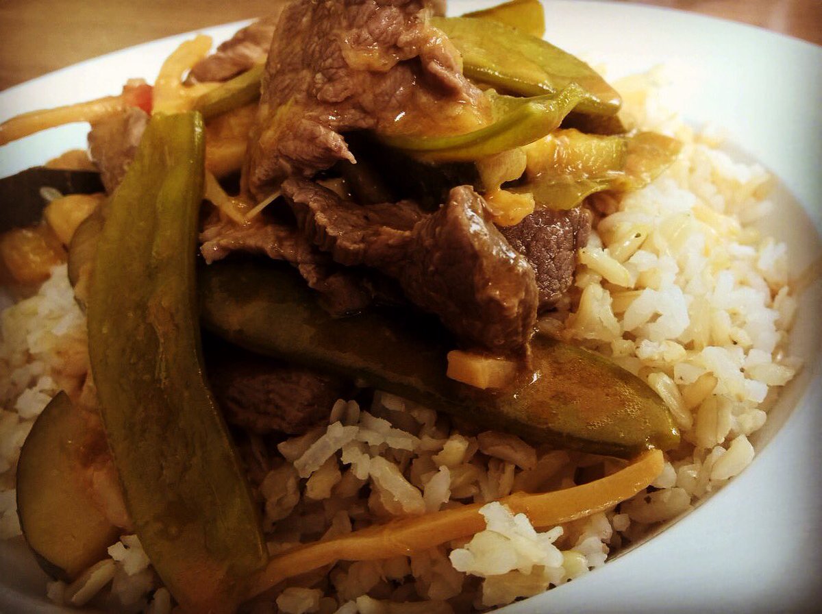gourmadness's tweet photo. #beefcurry and #wholegrain rice super tasty #Asian with crunchy #greens mademyday https://t.co/LqyvjME99H