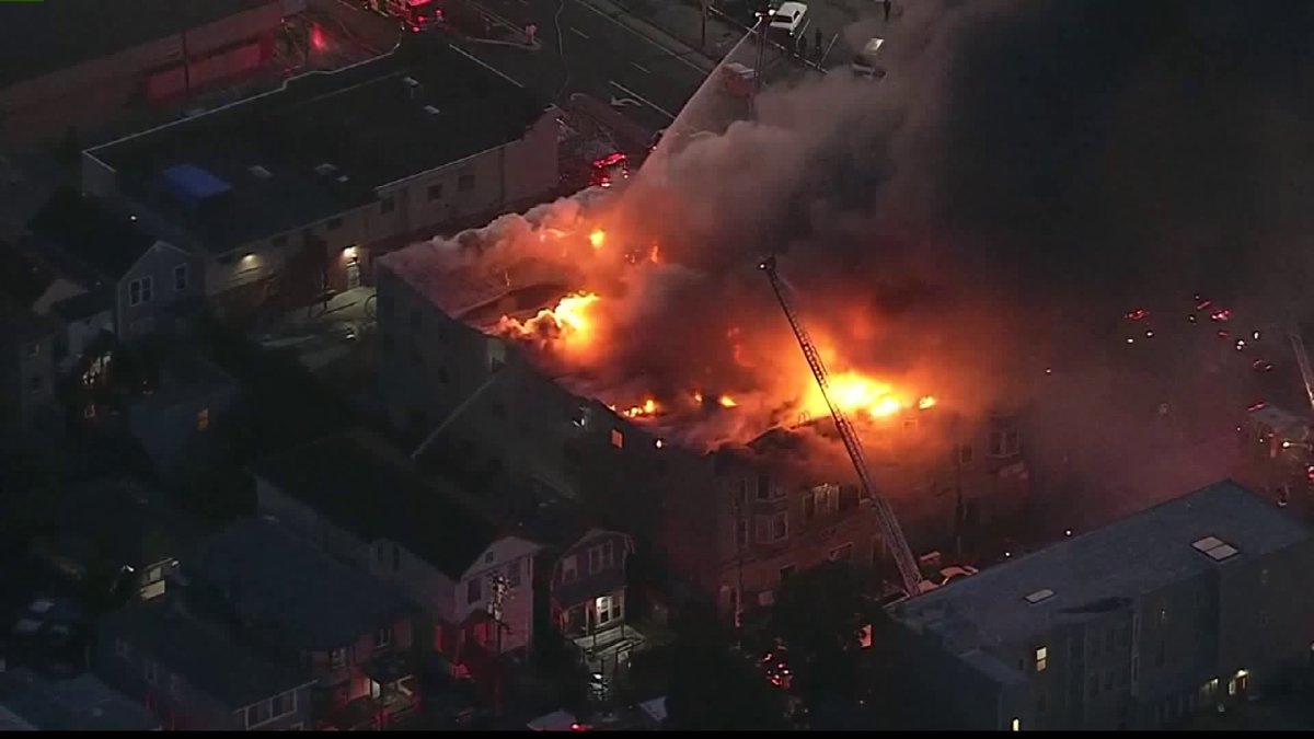 FOX40Traffic's tweet photo. 4 alarm fire in Oakland near Mead and Market @FOX40 https://t.co/sgMHgMx0jw