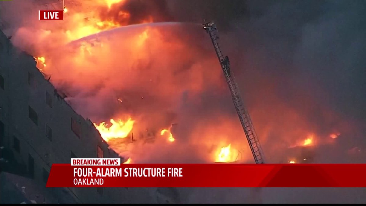 FOX40Traffic's tweet photo. 4 alarm fire in Oakland near Mead and Market @FOX40 https://t.co/sgMHgMx0jw