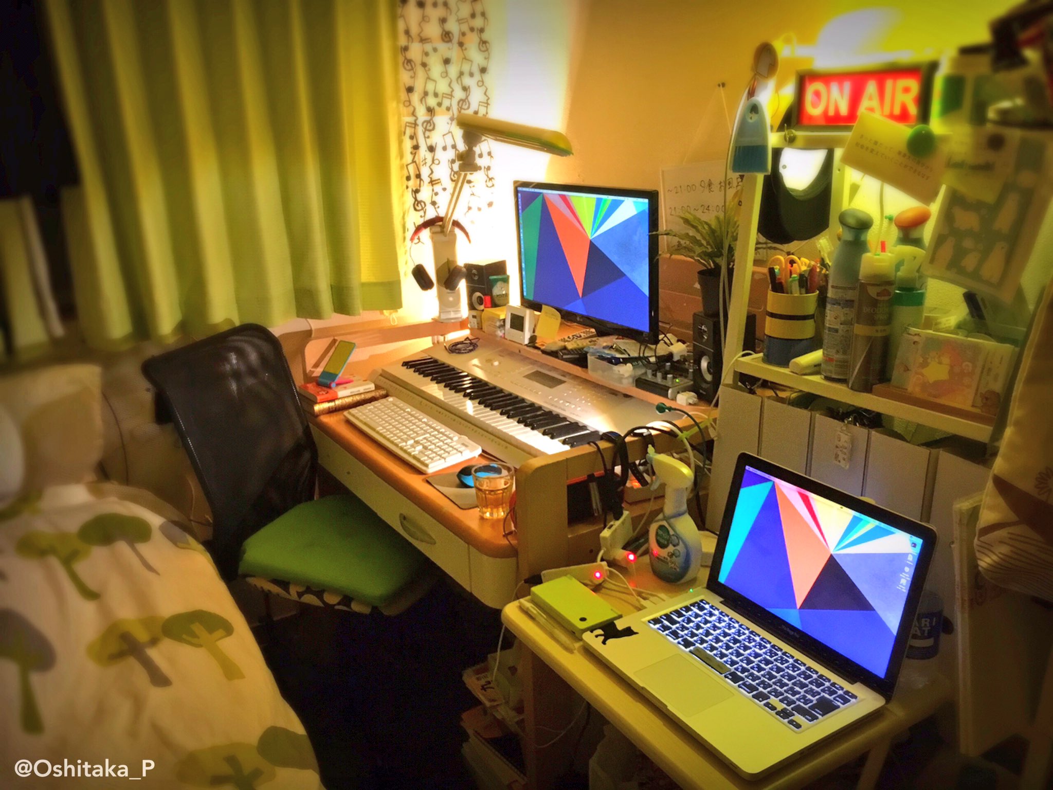 おしたか 作業環境晒す 音楽作ったりイラスト描いたり動画作ってます 作業が終わるとすぐにベッドに飛び込めます そろそろmacbookのメモリを16gbにしたいです T Co Uccjvv6re9 Twitter