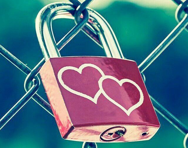 وضمينه أصابعنه و رجعنه زغار 💖 
وتلاگينه ملگه فياي واحد ضاع بالثاني 🌙✨