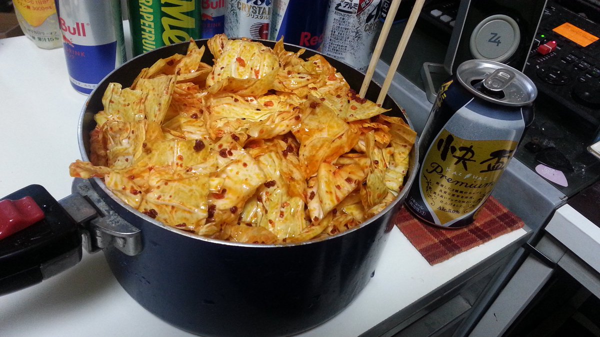 #一時期狂ったように食べてたもの選手権ラー油キャベツ・キャベツ1玉を手でちぎって買い物袋に入れる
・食べるラー油1瓶、ラー油1瓶、七味と塩をお好みでかける
・袋を振る
・完成滅茶苦茶お酒に合う
飽きたらそのまま炒めたり混ぜたり等のアレンジもできる
1食1玉食べてた