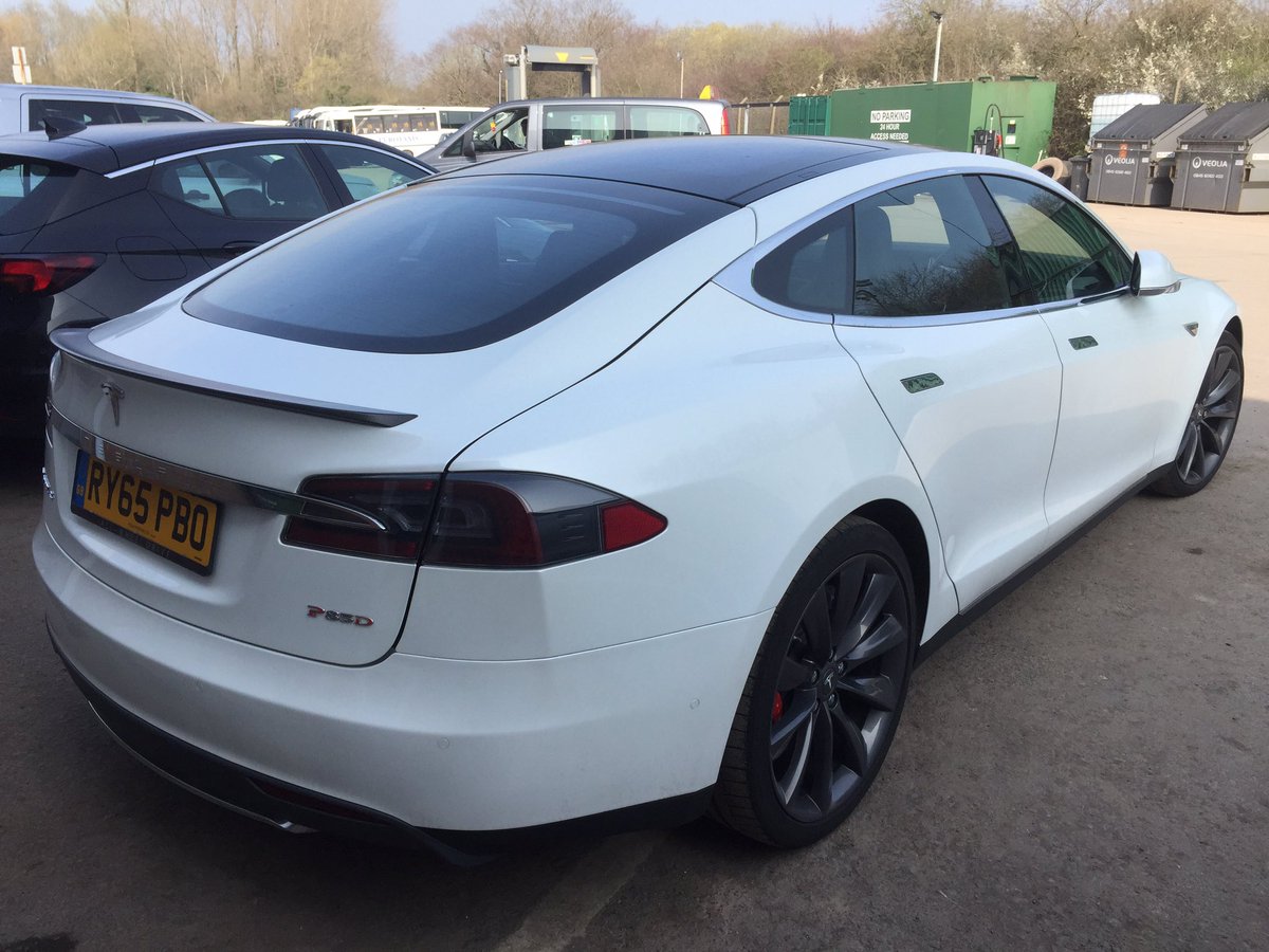 I have a poorly #Tesla 😥😥😥 on the upside they've given me a P85D 😀😀😀 #everycloud.