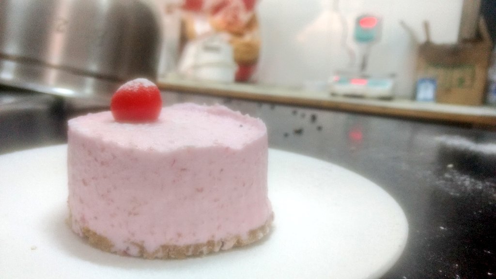 shrotriyaditya7's tweet photo. Today's bakery session , cold strawberry cheesecake IHM Bangalore previlages https://t.co/2i45TIKkdr