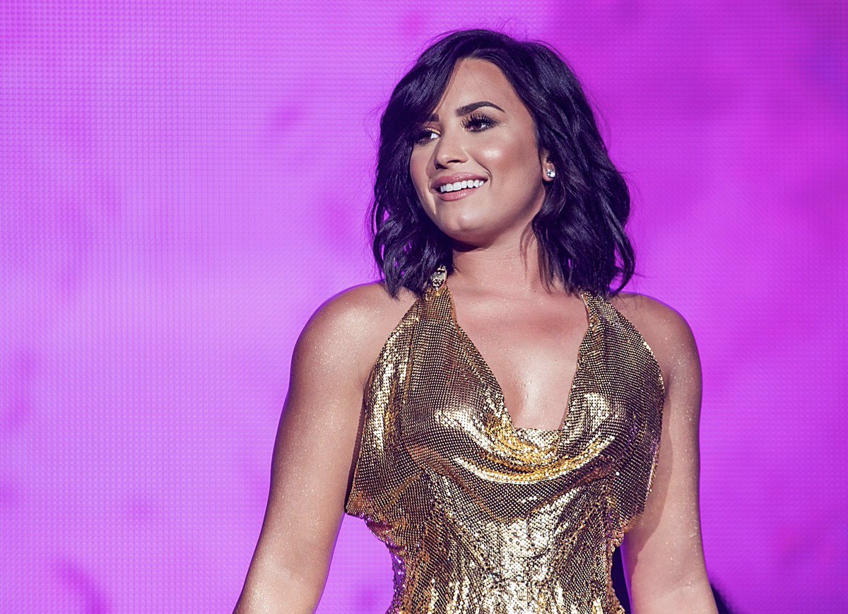 Demi Lovato Demi Lovato Teases Embarrassing Wardrobe Malfunction