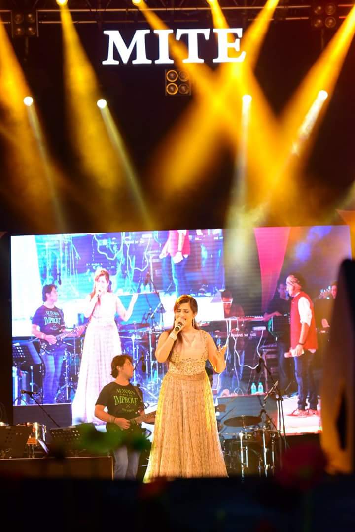 nimasha4sg's tweet photo. *NEW CLICKS SET 03*
#MelodyQueen @shreyaghoshal live in concert at #Sentia2017 in Mangalore held 23rd Mar 17 #ShreyaGhoshalLiveInMangalore https://t.co/TkQOE65TWz