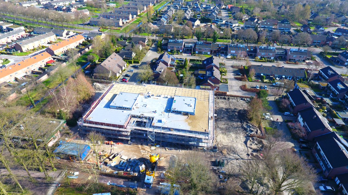 DijkstraDraisma's tweet photo. Nieuwe bebouwing in @Madurodam? Nee, nieuwbouw Brede School De Fliert Twello vanuit de lucht! Design&amp;Build van energie neutrale huisvesting! https://t.co/R9eooaI6PI