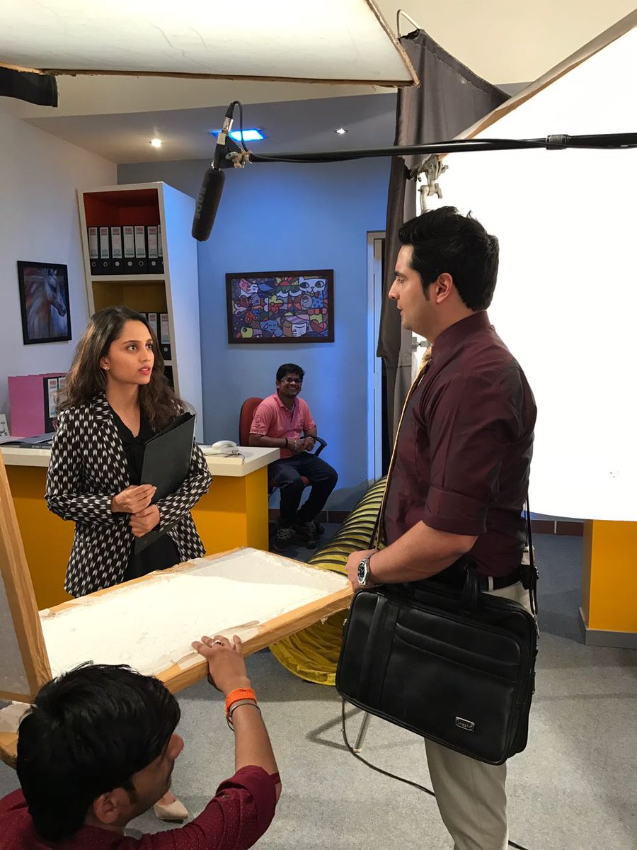realkaranmehra's tweet image. Here is an inside peek into the last shot of  @sabtv&apos;s Khatmal-E-Ishque. Great co- actors, brilliant crew and a unique concept.