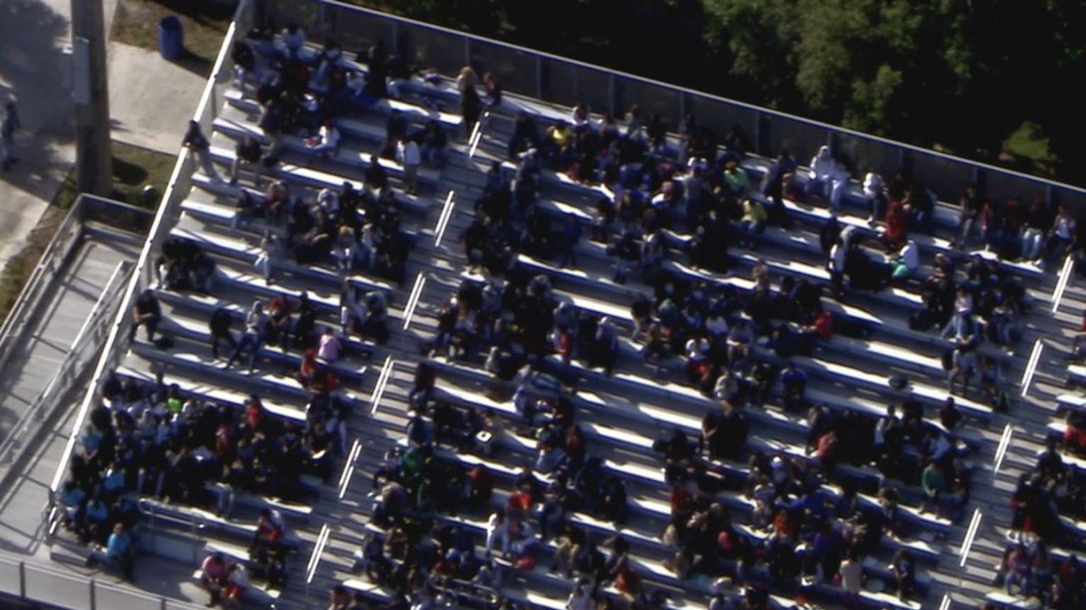 #UPDATE All-Clear given at Deerfield Beach HS following bomb threat evacuation bit.ly/2o1x13h https://t.co/at9ptuR45A