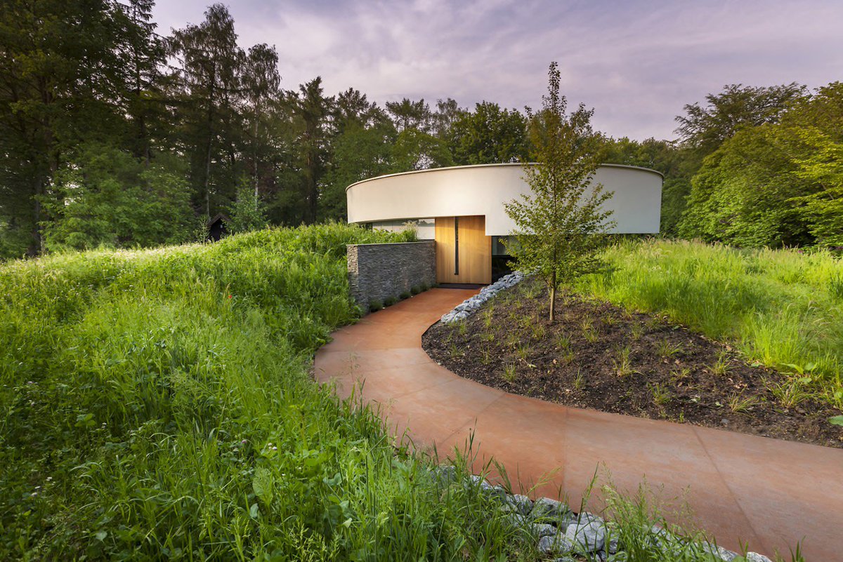 inhabitat's tweet photo. #Circularhome boasts 360-degree views so owners can watch their dogs https://t.co/9fwCTTUj6R #architecture https://t.co/Y8Yz5x4IkC