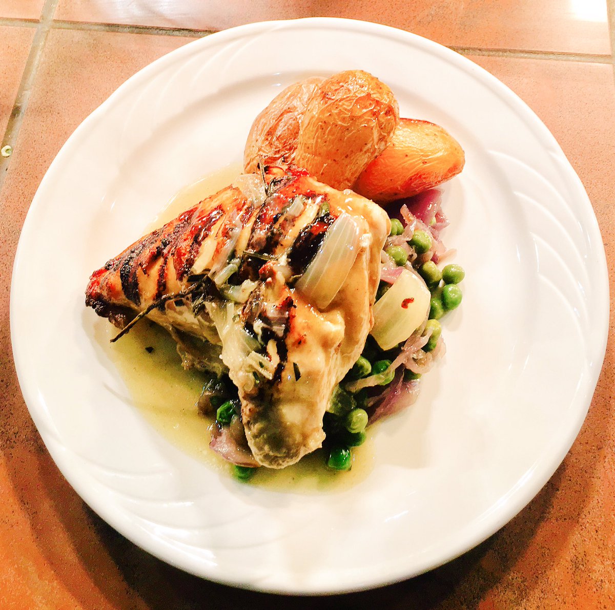 dannewtongreen's tweet photo. Chicken braised in white wine and rosemary, roasted mids and sauté peas #homecomfort #fallsoffthebone #isstruefood @Chris_Potter196 https://t.co/Bg6hVKI0Sb