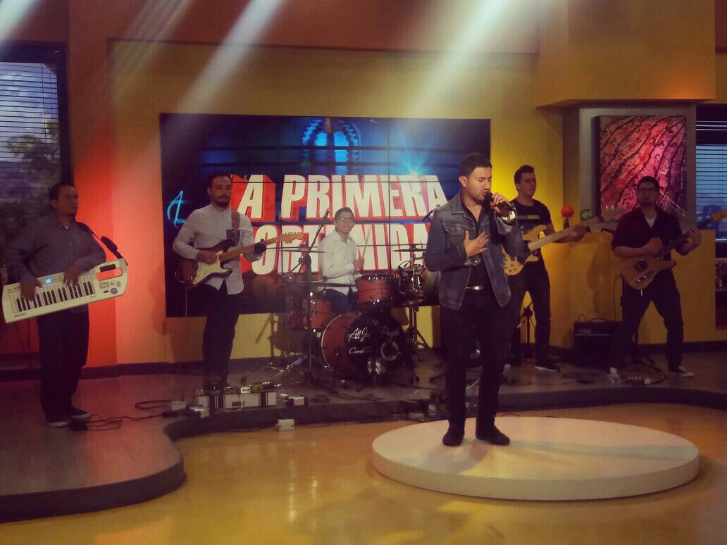 BuenDiaColrcn's tweet photo. En este momento @kamiloroficial en su #PrimeraOportunidad #LoMaximoMBD @adri_betancur03 https://t.co/MiGfzY0zQX