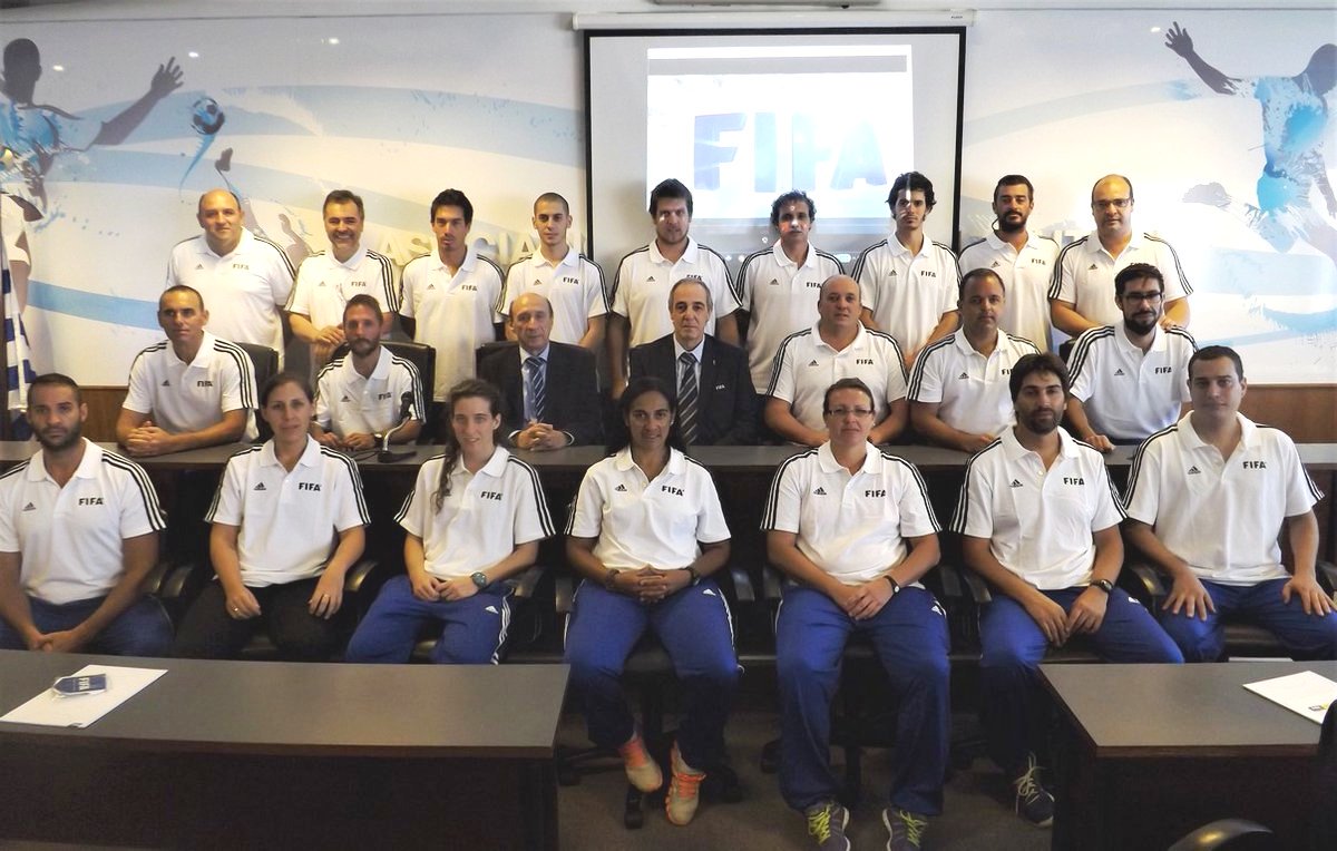 Guille263's tweet photo. #CursoFIFA Foto Oficial del curso de entrenadores que dicta el técnico argentino Vicente De Luise en AUF -Uruguay- https://t.co/VkmqpOPDeh