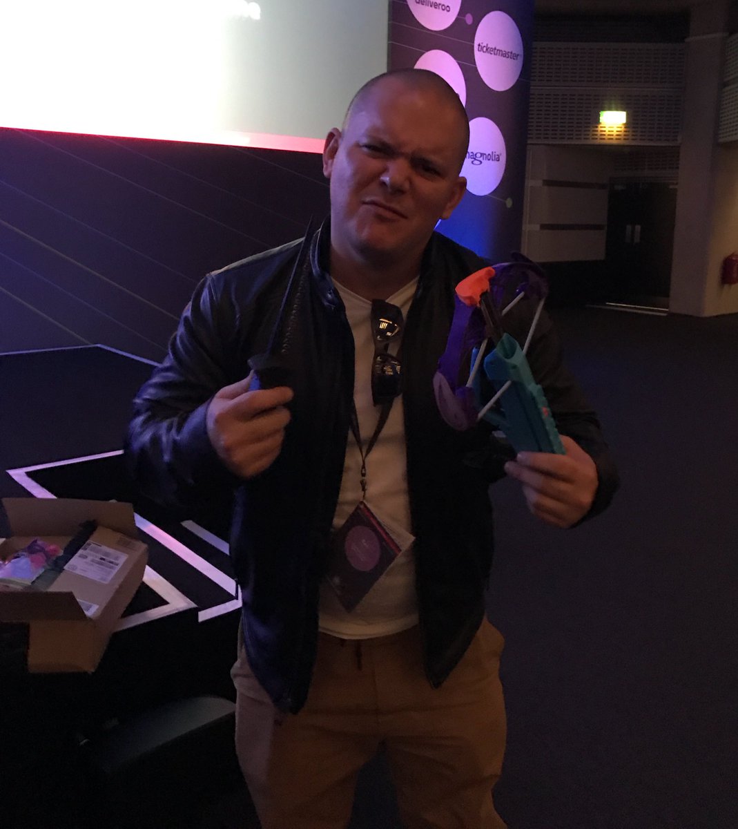 lithinn's tweet image. @ken_wheeler upgrading crossbow with a saw for his tomorrow&apos;s talk #reactlondon2017