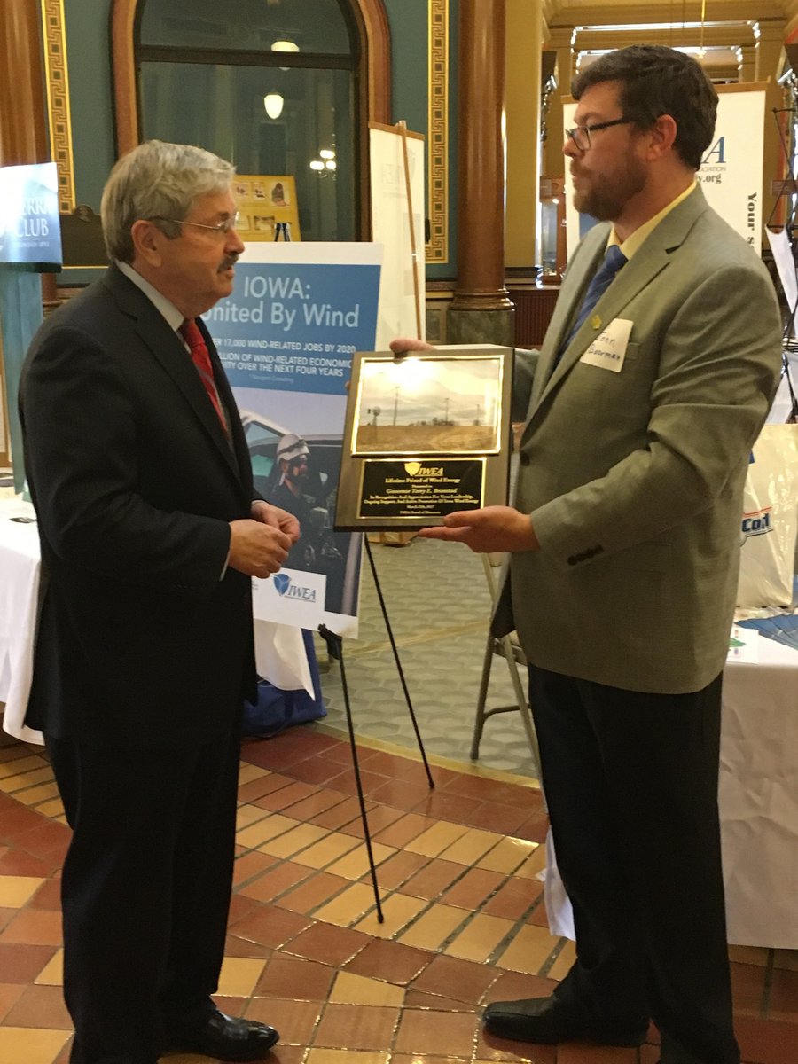 TerryBranstad's tweet photo. Thanks @IowaWindEnergy for the Lifetime Friend of Wind Award--wind can create up to 17K jobs by 2020 in Iowa!  @AWEA #iagov #ialegis https://t.co/zOBB60uEfg