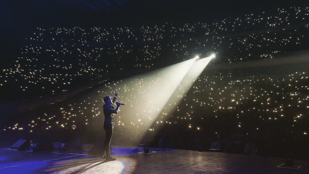 anais28844's tweet photo. Quise bajar las estrellas y ustedes son quienes las bajaron para mí... @auditoriomx Solo puedo decir... ¡GRACIAS! #3SoldOut https://t.co/ZzjIYXeyUP