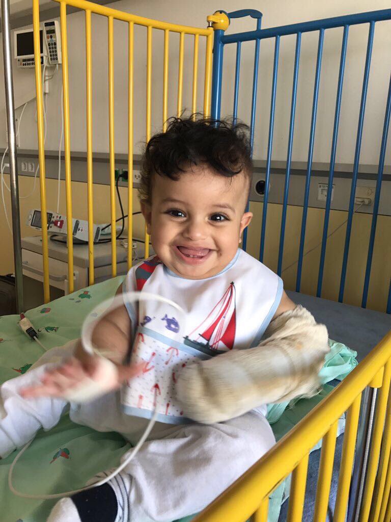 alhamidi_nasser's tweet photo. #ولي_ولي_العهد يشمل برعايته #الطفل_جسار ويتكفل بعلاجه في #المانيا بعد أن كان مهدداً ببتر يده بسبب خطأ طبي 🙏🏻
#انقذوا_الطفل_جسار_من_بتر_يده https://t.co/JcHeHi4ylx