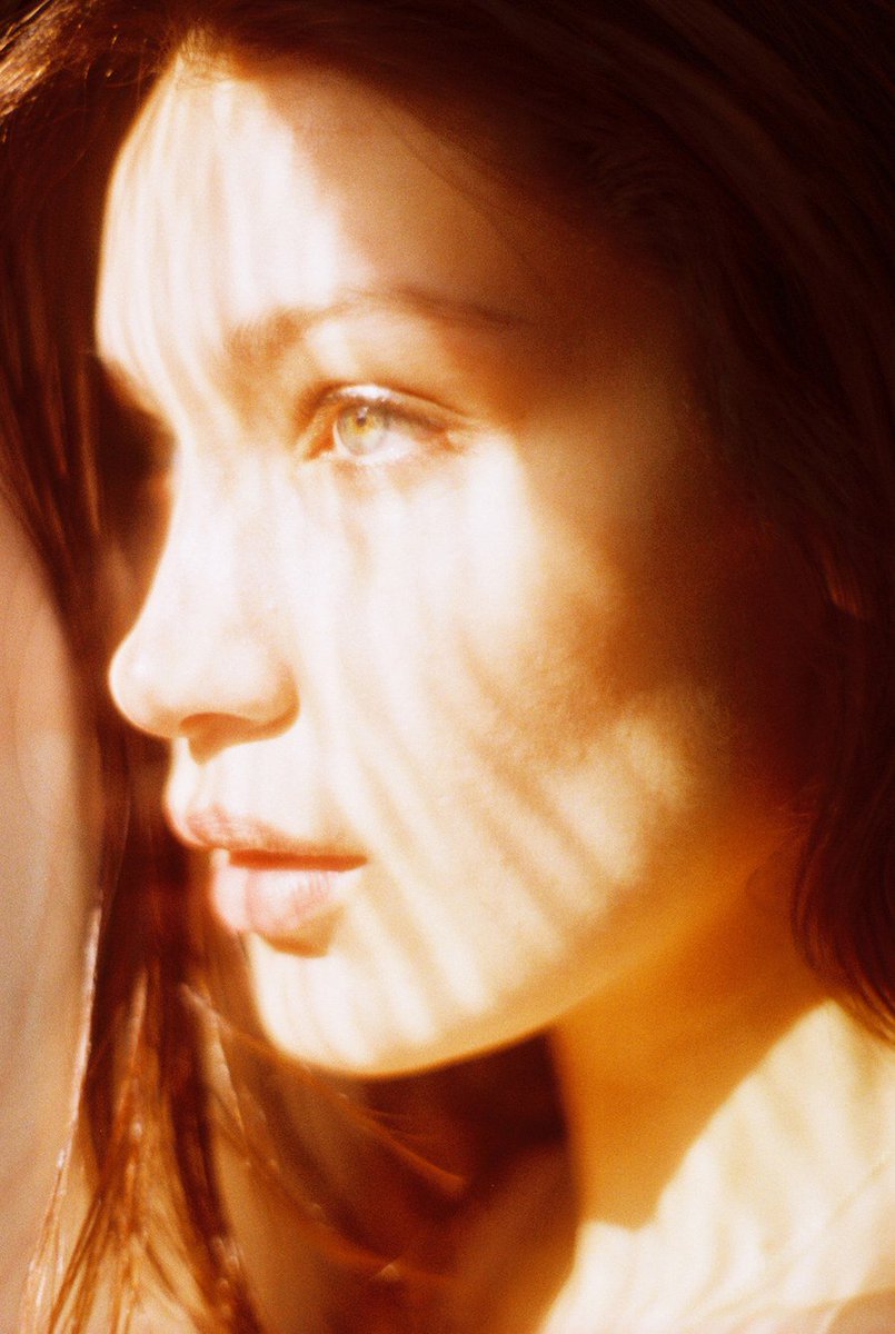 Nova foto de Bella Hadid para Vogue. Fotografada por Petra Collins.