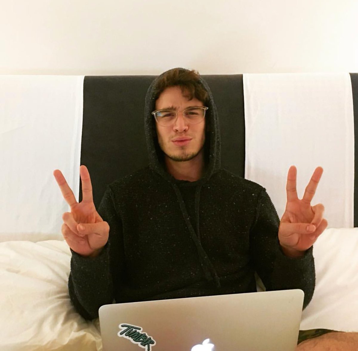 BazFranklin's tweet photo. Apparently that's what working looks like nowadays. https://t.co/ufcTlmkAzL