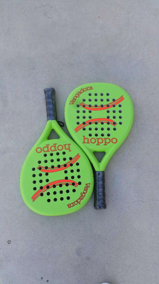 HoppoSport's tweet photo. Y llega de nuevo Vengadora! Esta vez en verde y naranja!
Diferentes pesos!
Aún no la probaste!!???
#hopposport #hoppo #design #padel https://t.co/XSaN6GYksQ