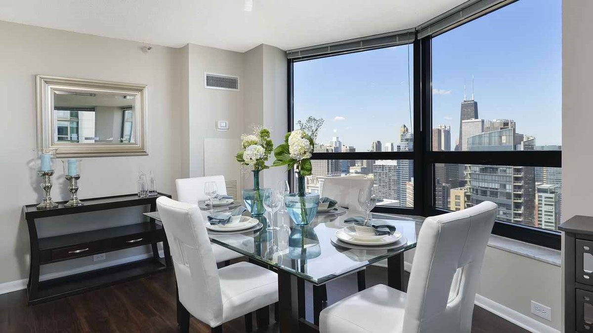 NorthHarborChi's tweet image. These beautiful bay windows allow you to enjoy your cuisine with a view! More perks: bit.ly/2nZT9aT #mondaymotivation #yochicago