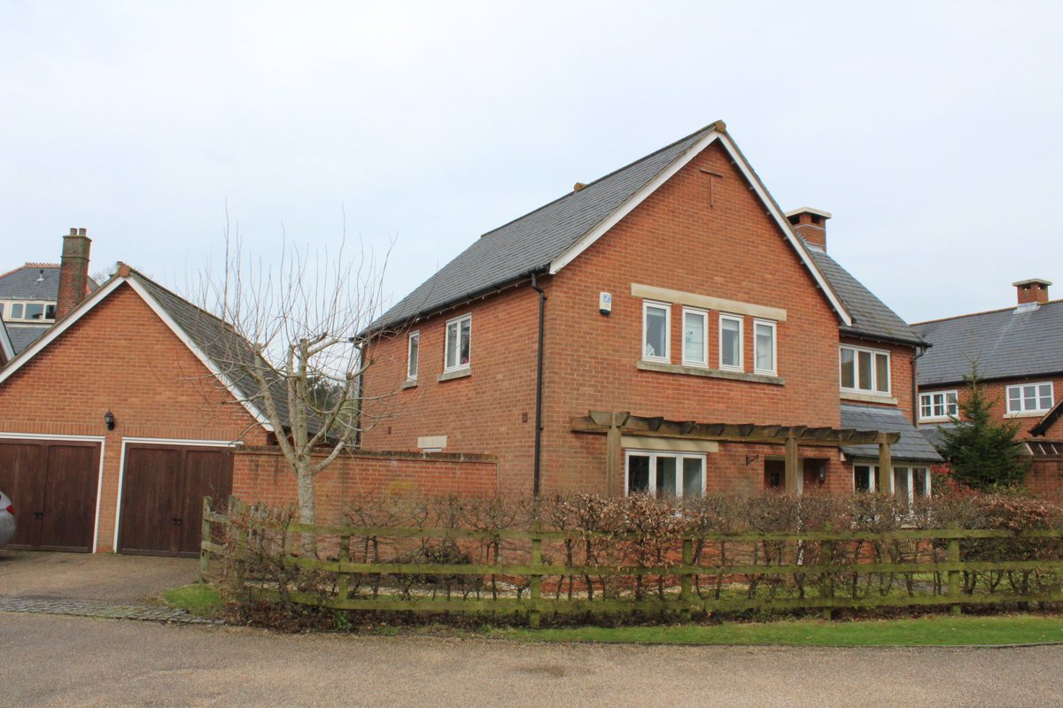 puremoveltd's tweet photo. NEW INSTRUCTION - Large family 4 bedroom detached house in #KnowleVillage £550,000. A viewing is essential. Call 01329 830117 #PropertyHants https://t.co/wAJe4k4PBh