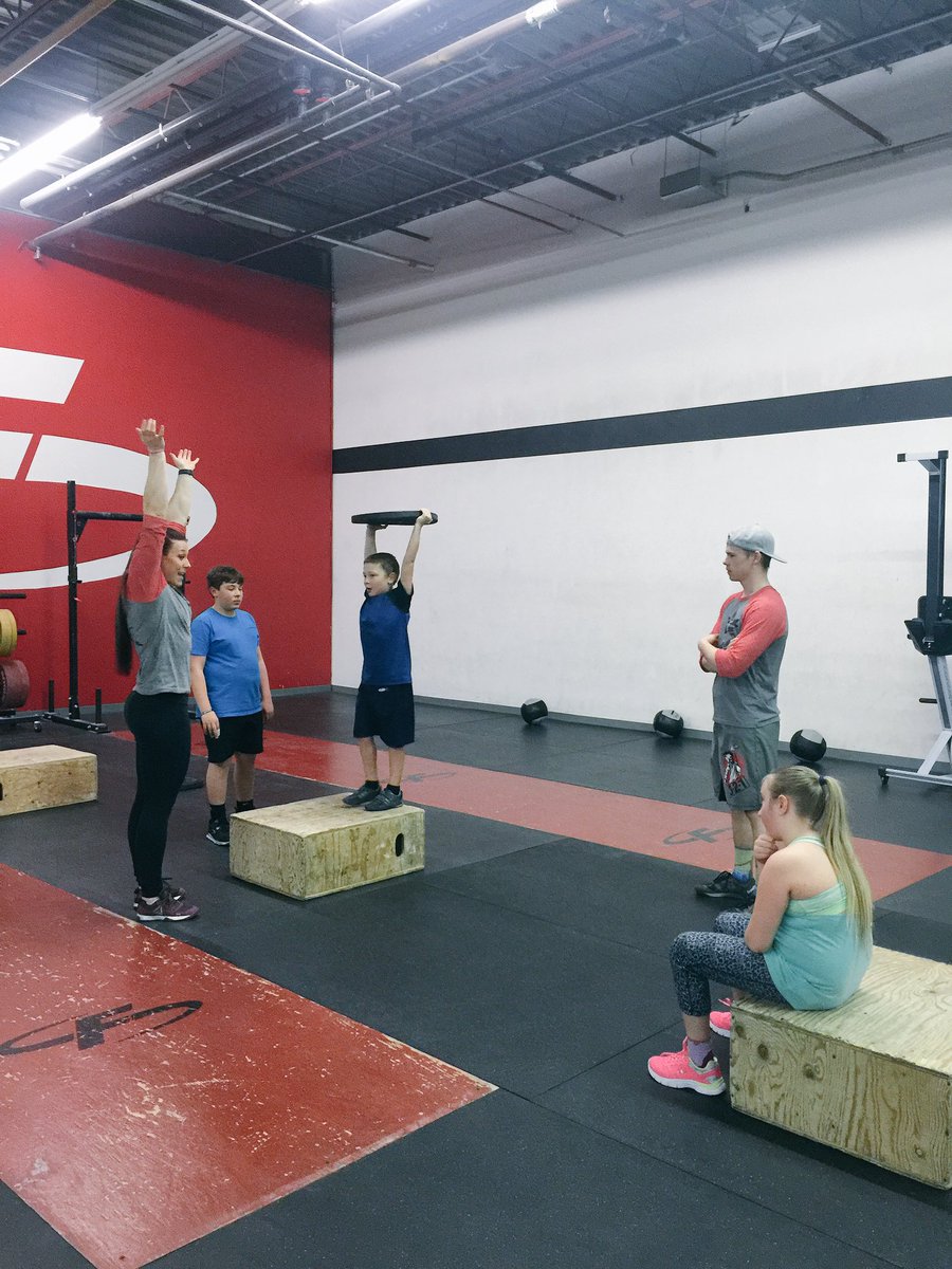 CFCKids_Teens's tweet photo. Coach @jsimzer3 going over the overhead step up with the Jr. Varsity @CFCKids_Teens #lockout #neutralspine #engagedmindline #corestability https://t.co/svcMZcYhuB