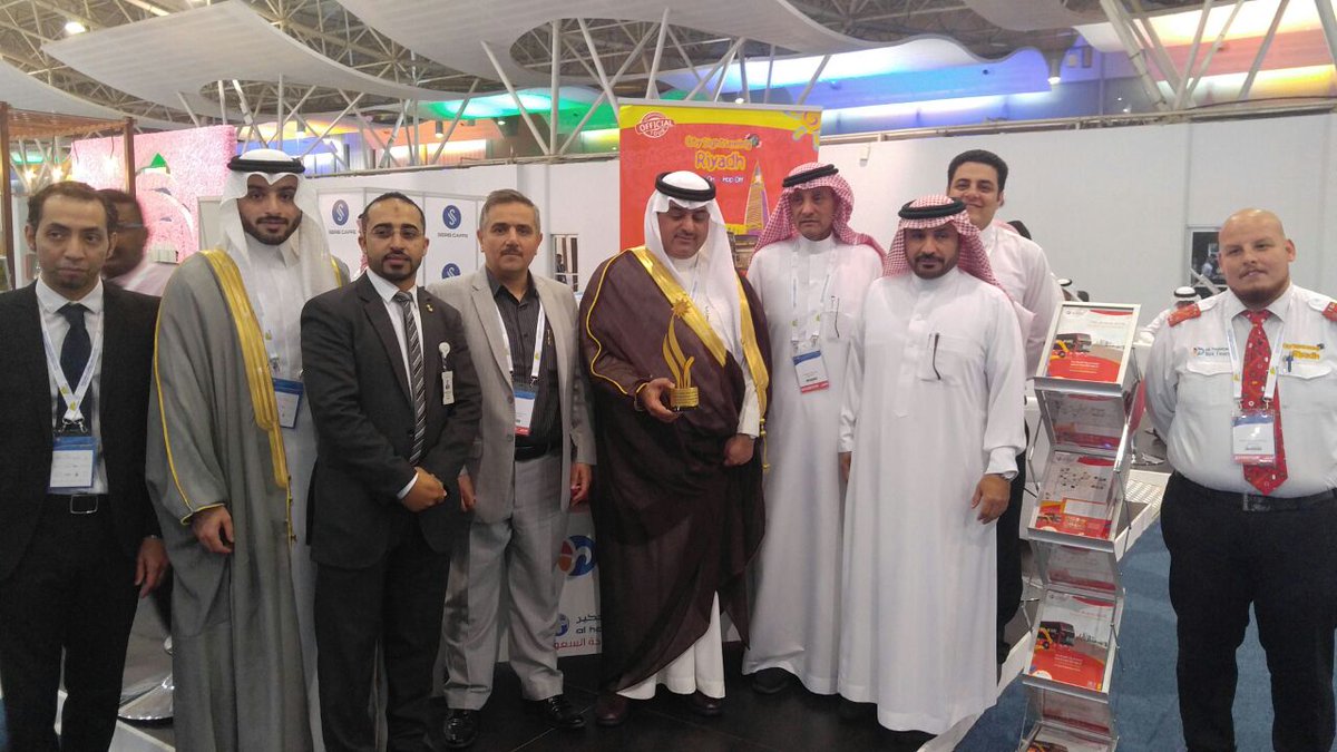 BusAlhokair's tweet photo. فريق عمل الباص السياحى بحضور وتشريف سعادة الأستاذ / ماجد الحكير  وسعادة الأستاذ / سطام ماجد الحكير 
و تسلم جائزة التميز السياحى  2017 https://t.co/uHWMsxacAl