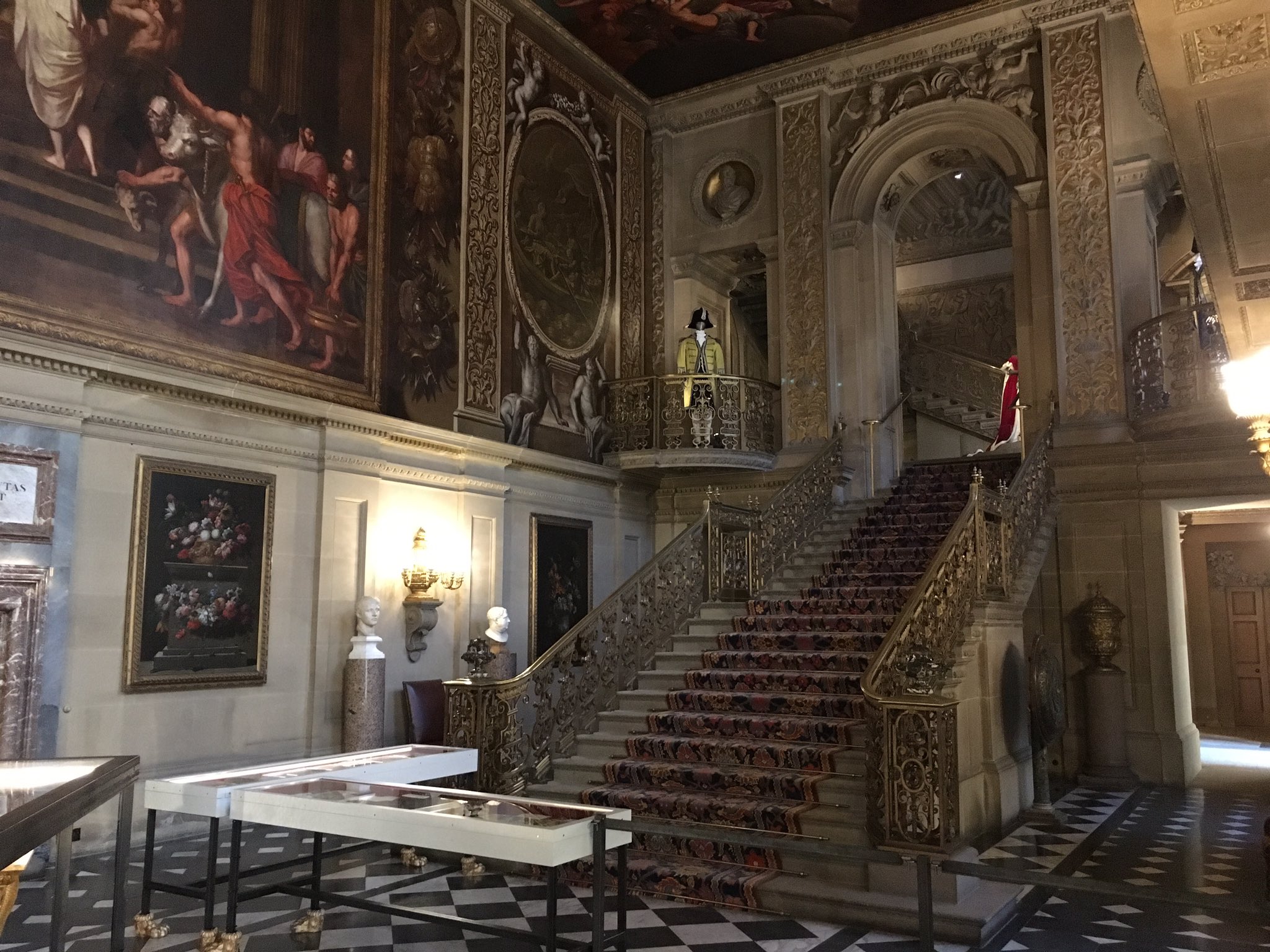 はるひぼう ヅダ研究家 アインツベルン城内部 チャッツワース ハウス 思ったより赤より金色感が強かった アインツベルン城と違って 実は天井や壁にも絵画が 階段の上の変なオブジェは実際にあるもののはずだけどなかった ちゃんと階段も登れるので