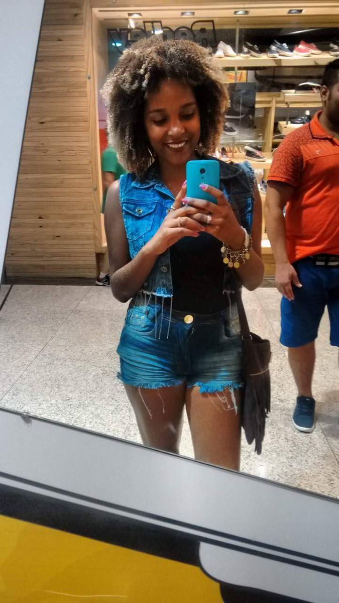 Morenaapaty's tweet photo. +2 siim pq sou linda rs #doafronta 😘🍃🌸 https://t.co/YraLtRdsjt