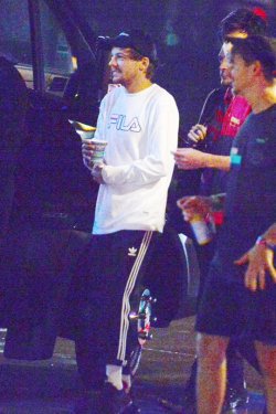 WhyLarryIsReal tweet picture