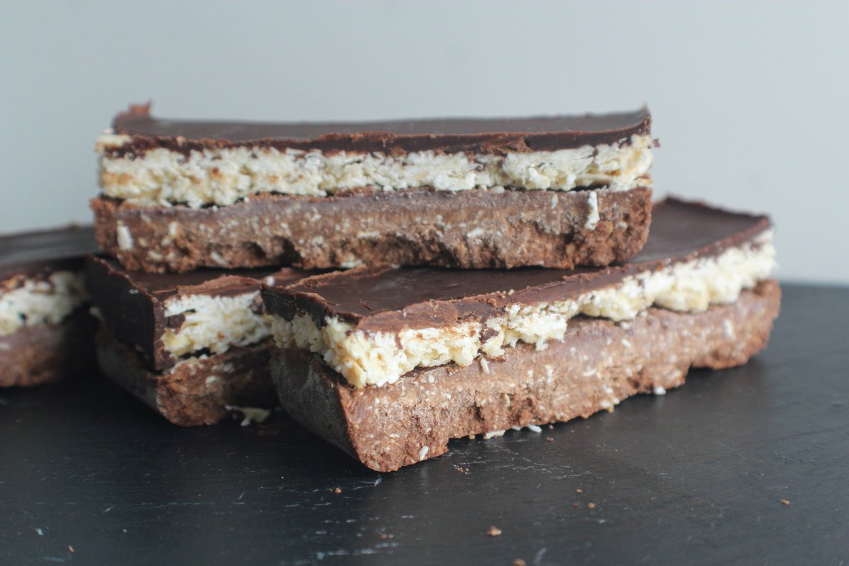SpamellaB's tweet photo. These #vegan #glutenfree #norefinedsugar Chocolate Protein Bounty Bars are the ideal treat when the sun's out! https://t.co/hvBudsAJvY https://t.co/4dAnslIMUF