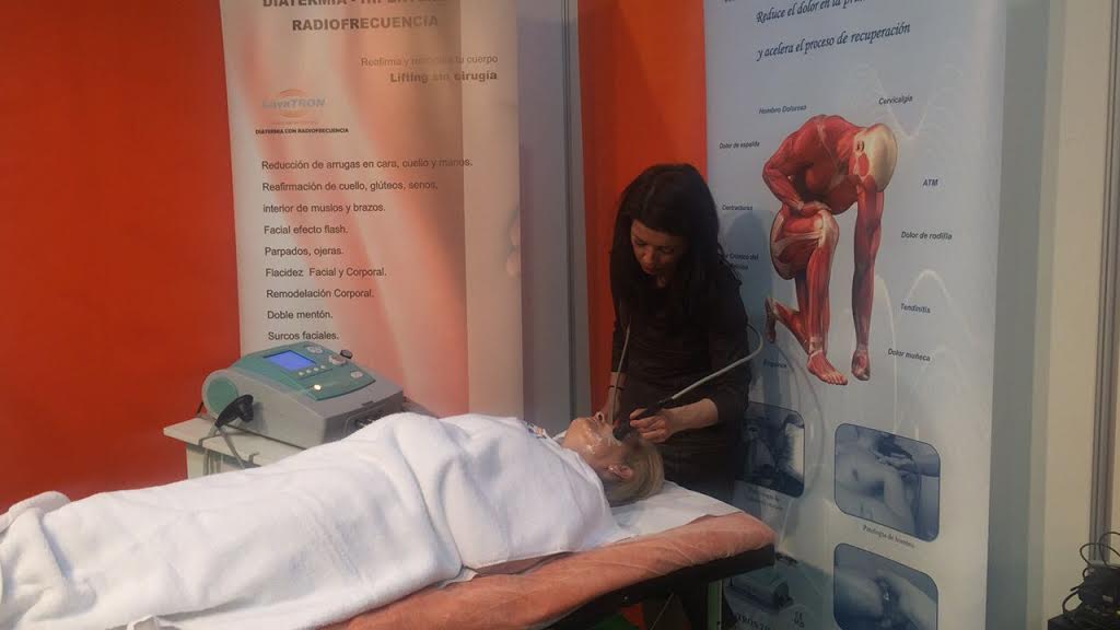 Fisio_Estet's tweet photo. ArtExpression Aviles-Asturias 2017, tratamiento facial con LavaTRON RF Diatermia. DAROJO DISTRIBUCIONES
  https://t.co/UNAmnKBhEY visitanos! https://t.co/NfURmoqASP