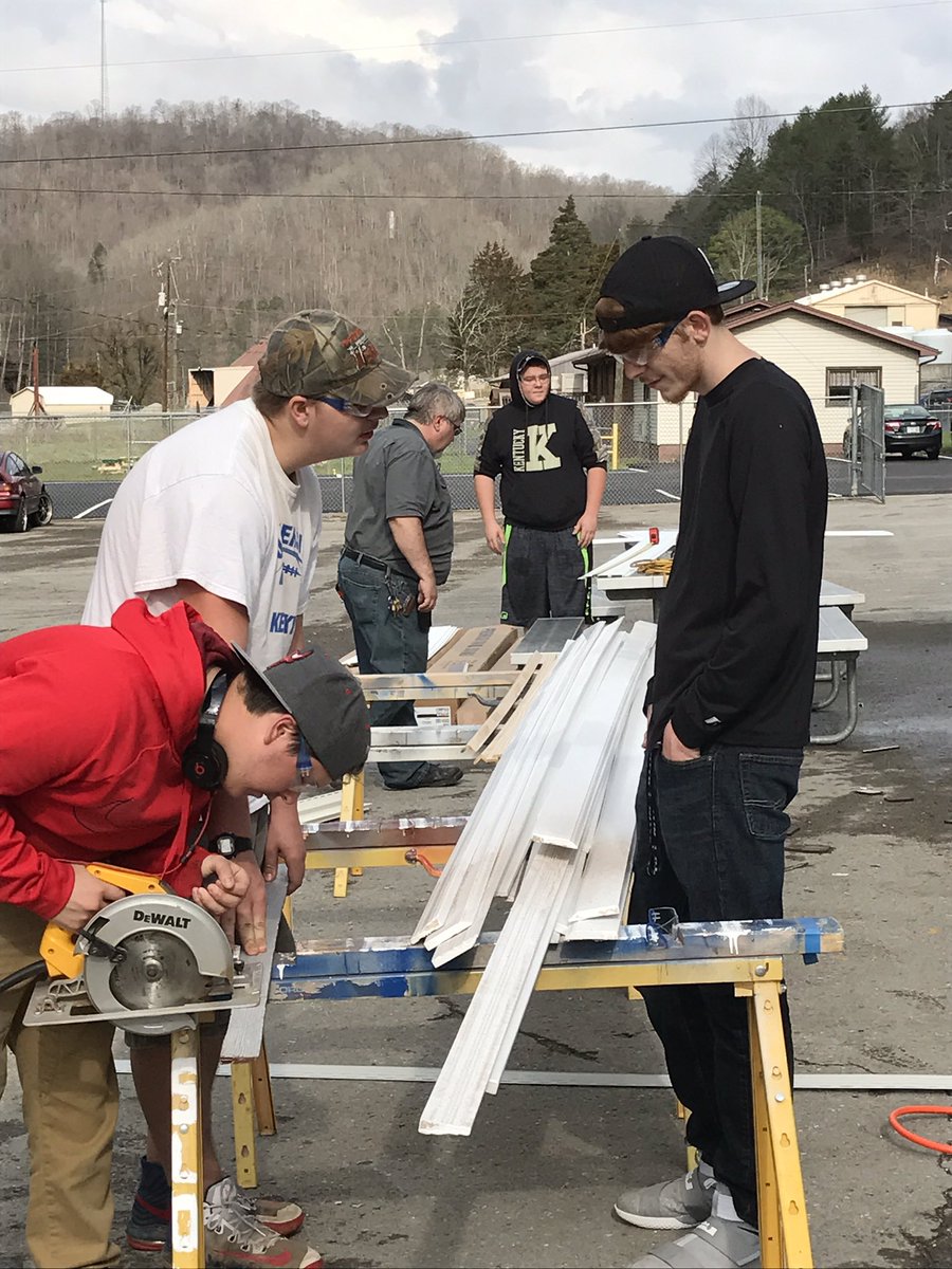 kvec_tinyhouses's tweet photo. Race to the finish line!  Knott Co students working diligently on tiny house!  Auction begins Apr 12!
#tinyhouseproject https://t.co/0GrltiUEjG