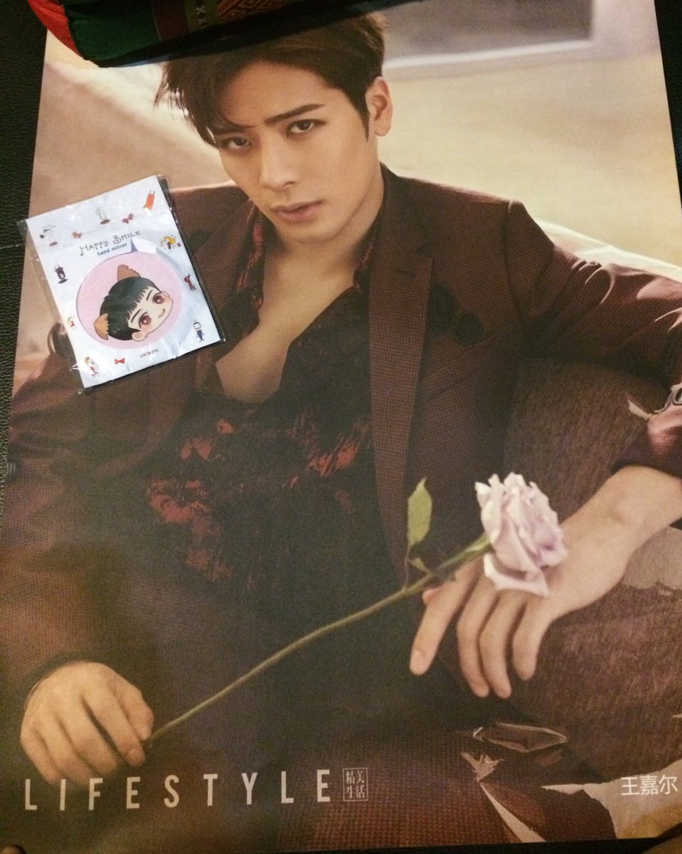 Xqpxss's tweet photo. #KINGJACKSONDAY  เนื่องในวันเกิดเมนแจกโปสจากนิตยสารไลฟ์สไตล์ของแท้+กระจกมือประกาศ30มีนา4ทุ่ม rtอย่างเดียว(ฟอลด้วยได้😍) https://t.co/aWEerl2xRR