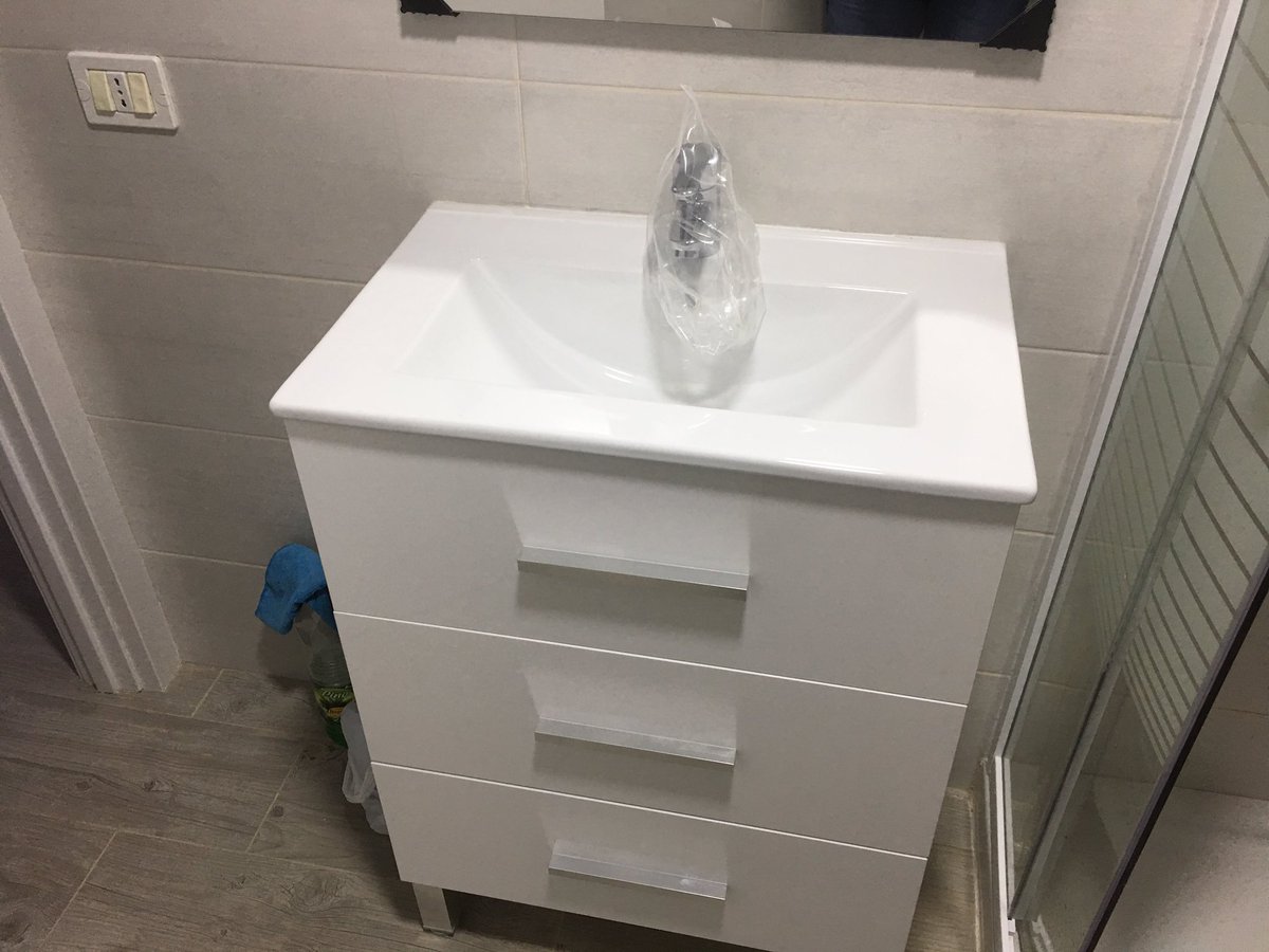reformasinsular's tweet photo. Acondionamiento baño Playa del inglés https://t.co/kxqBgzNuWq