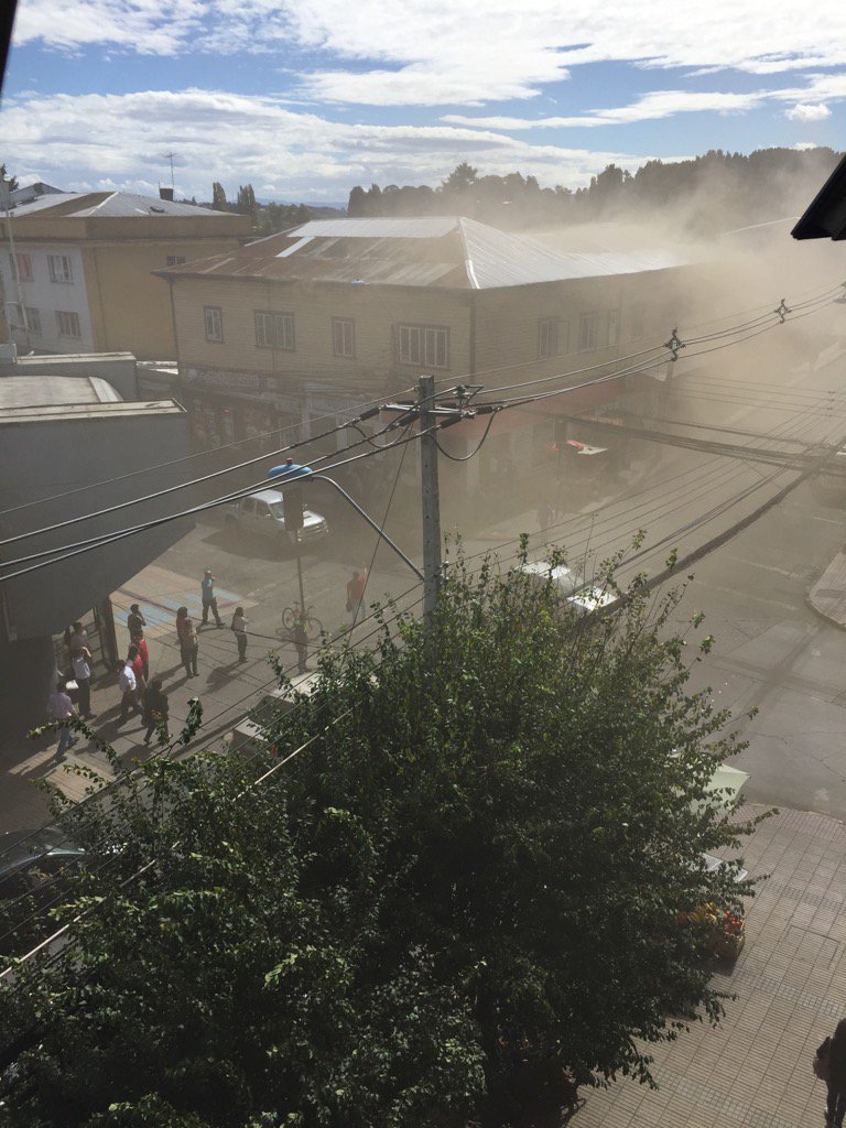 ClaudioMunozP's tweet photo. Incendio casona Bulnes esquina Ramírez Osorno https://t.co/MPvUNm0TNn
