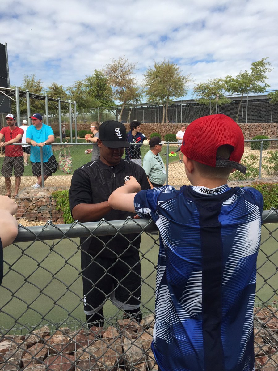 DManka's tweet photo. @whitesox Thank you for making time for biggest fans! #SoxSpringTraining https://t.co/6T2rE8KEJA