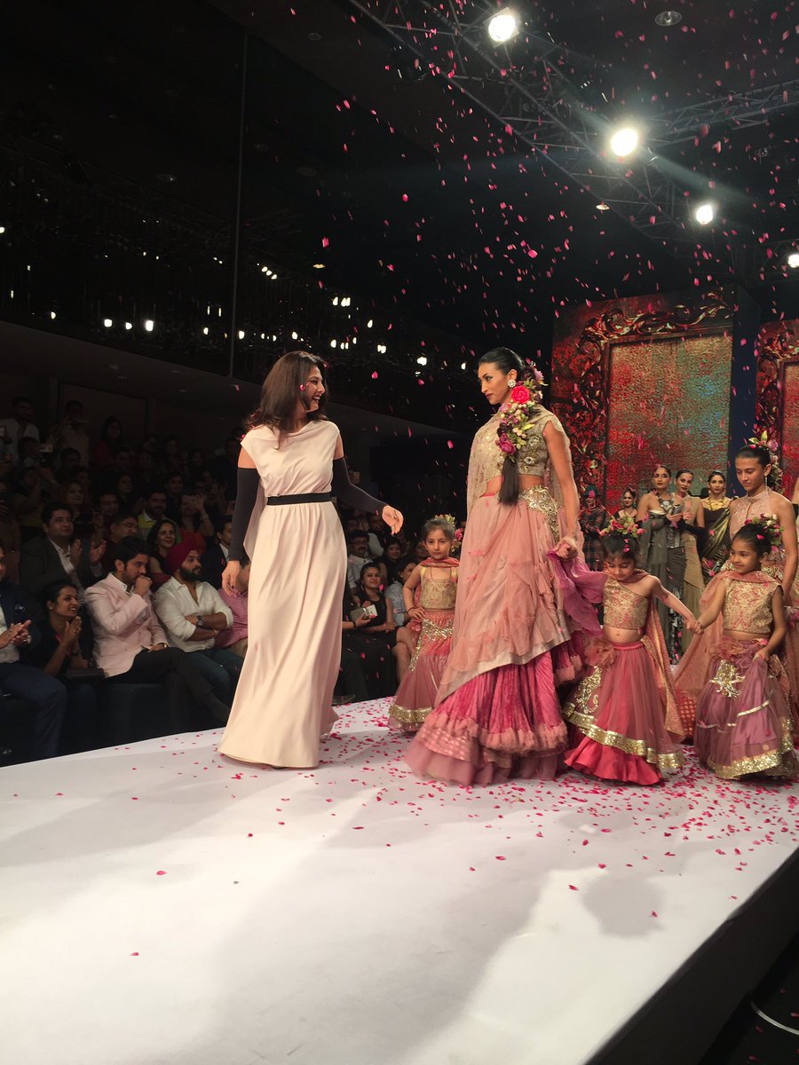 jvbakshi's tweet photo. .@ritzberi takes #IndiaShowcaseWeek to the #Next level. Wow! 👏 https://t.co/SefK8UQOJ7