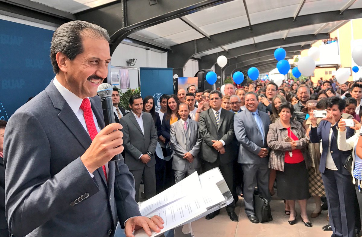 Me da mucho gusto asistir a la inauguración de la exposición fotográfica "80 años de la Contaduría en la Vida Universitaria" de la <a href="/fcpbuap/">Fac. Contaduría BUAP</a>