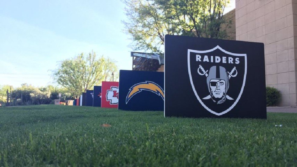 News3LV's tweet photo. #BREAKING It's official: the Raiders are going to Las Vegas
https://t.co/pBFkFz108F https://t.co/WUFGgQO4R3