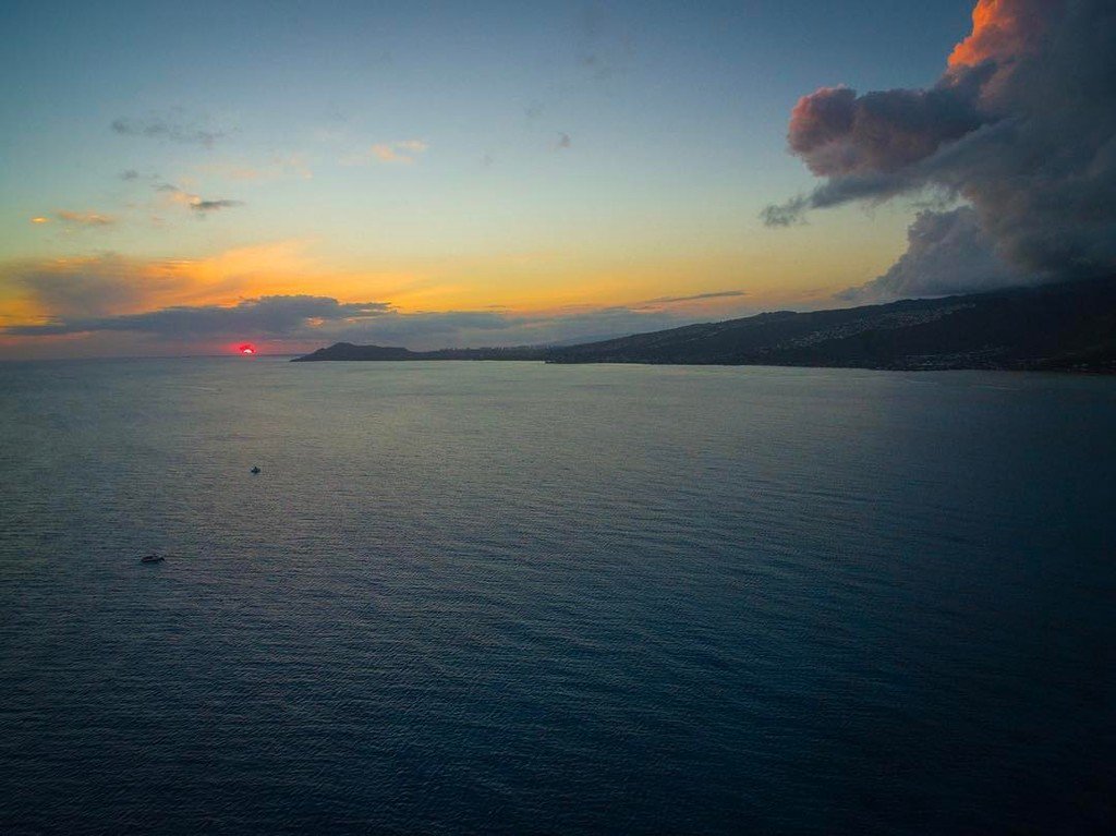 zero44zero's tweet photo. weekend sunsets. back to work. 
#honolulu #oahu #hawaii #chinawalls
#luckywelivehawaii #hi… https://t.co/Nv3uGLlOvK https://t.co/4qVd1uyUHE