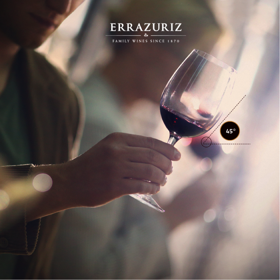 maxreservawines's tweet photo. Si inclinas tu copa en 45° sobre una superficie clara, podrás apreciar el color del vino y distinguir entre las distintas variedades. https://t.co/QbbjFFOwus