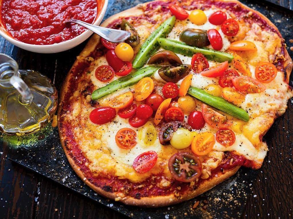 Gastrofy's tweet photo. Pizza är alltid rätt! Särskilt på måndagar ✨  Recept och bild av @zeta.nu ✨ ⠀
⠀
💚 Tagga #G… https://t.co/eVxrKClZjx https://t.co/GOqvmPvISg