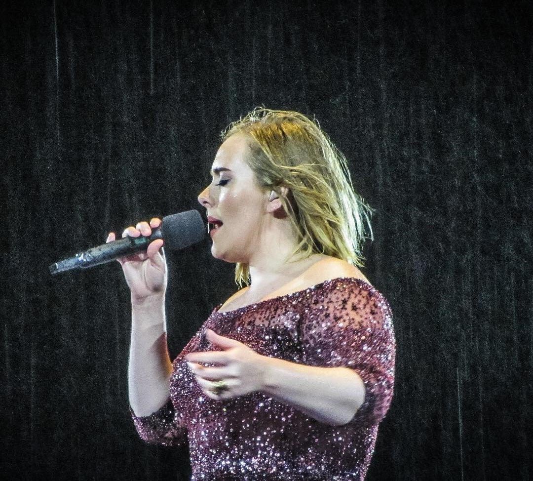 Traciii_'s tweet photo. BLESSSSSS😍 Adele looking freaking incredible in the rain https://t.co/jP2lbZWLDX