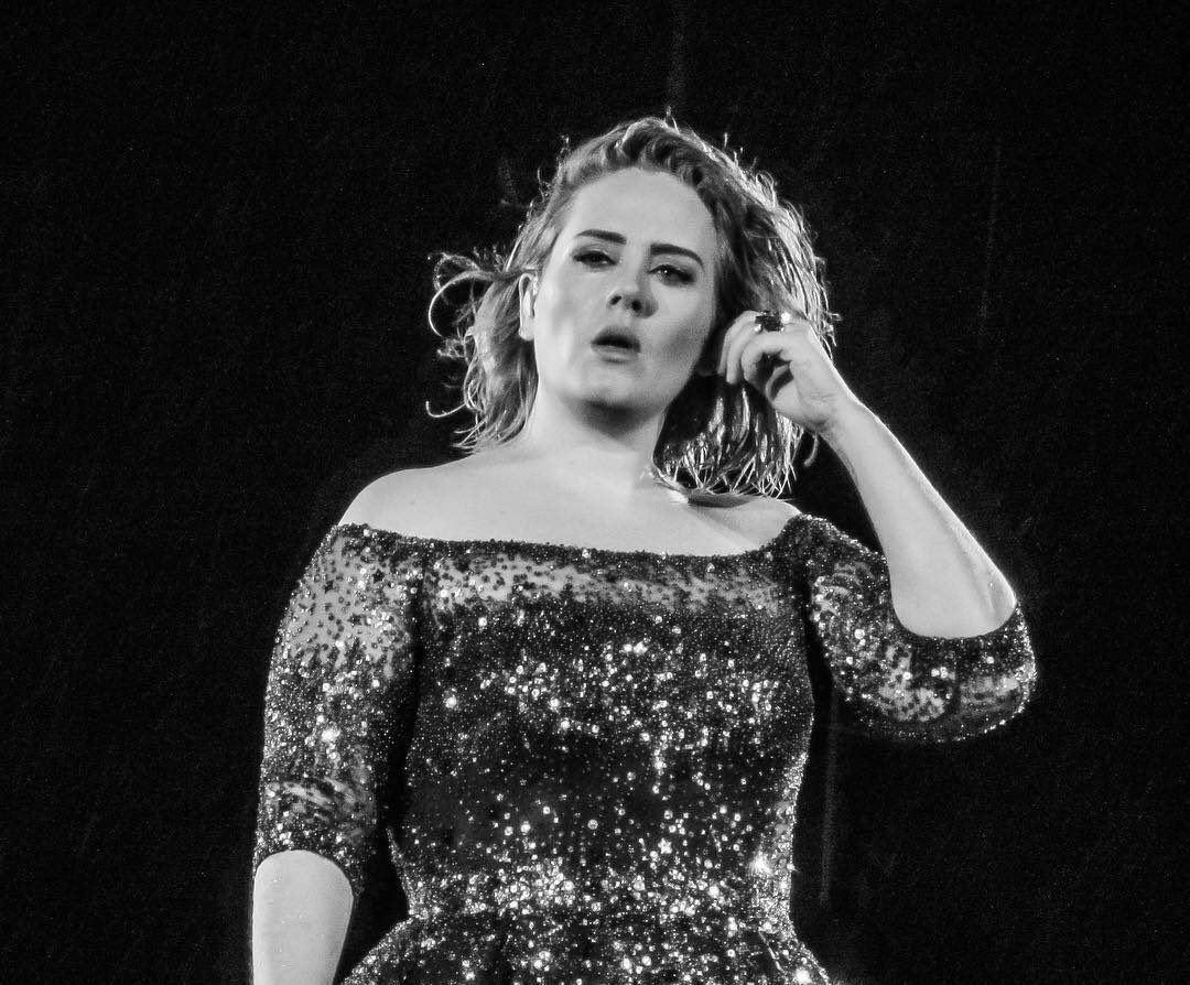 Traciii_'s tweet photo. BLESSSSSS😍 Adele looking freaking incredible in the rain https://t.co/jP2lbZWLDX