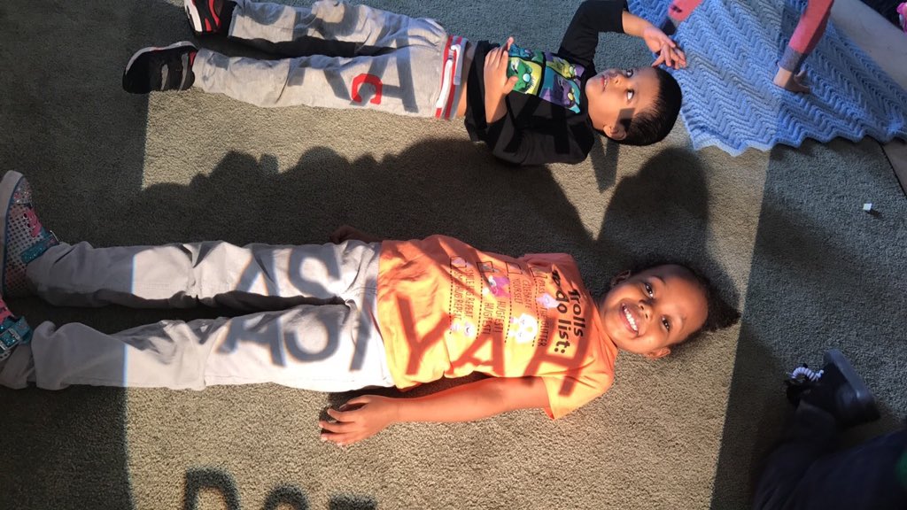 Exploring Literacy with light and shadow play <a href="/kkniginyzky/">Katie Kniginyzky</a> <a href="/FloradalePS/">Floradale</a> #peeleyc #literacy #exploration